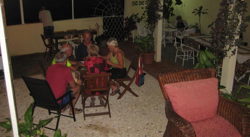 Le Cactus Guesthouse Terre Rouge (Mauricio) Exterior foto